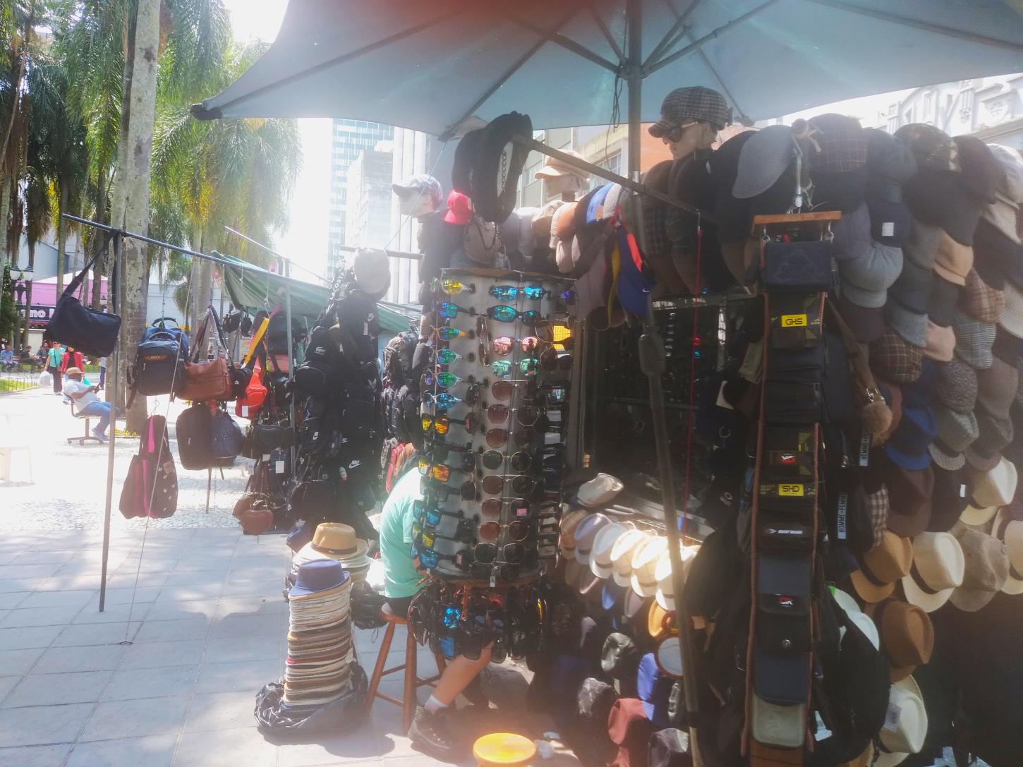 Vendedores ambulantes retomam espaços no centro de Curitiba