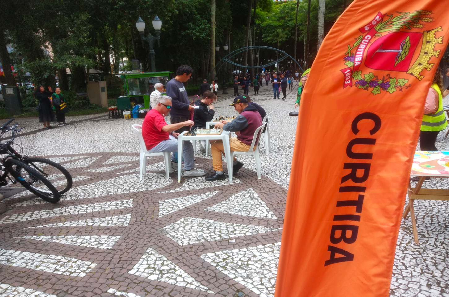 Diversão na Rua: A Alegria de Encontrar os Amigos Numa Partida de Xadrez
