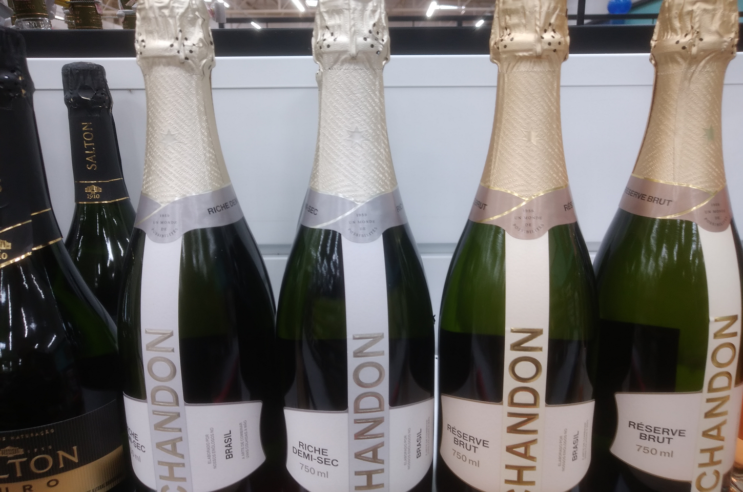 Bebidas. Como Escolher a Bebida Certa para Brindar nas Festas de Fim de Ano