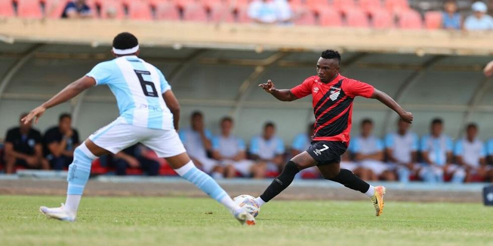 Athletico vence Londrina no Estádio do Café com gol de Palácios