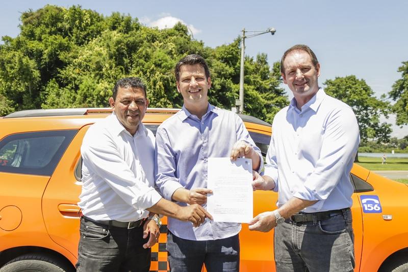 Prefeito de Curitiba anuncia desconto  na outorga de táxi e prorrogação do prazo de pagamento