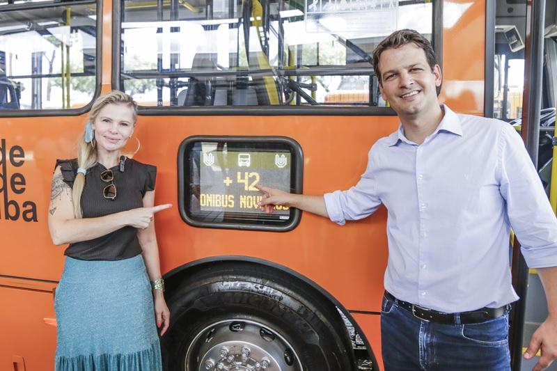 Prefeito de Curitiba entrega mais 42 ônibus para a frota do transporte coletivo