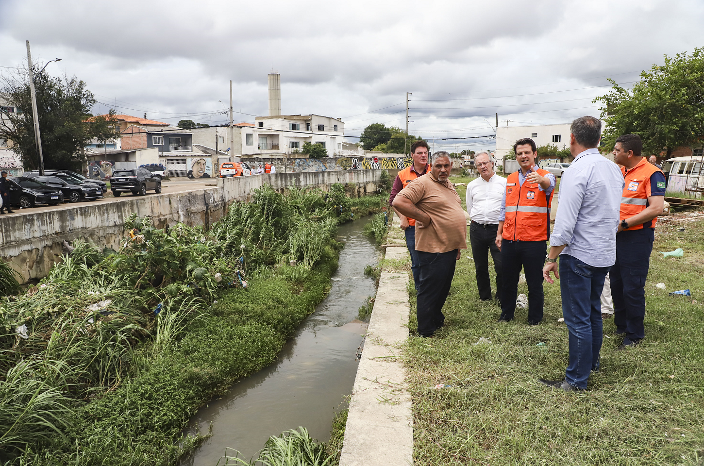 Prefeito Eduardo Pimentel anuncia medidas para prevenir alagamentos no Parolin