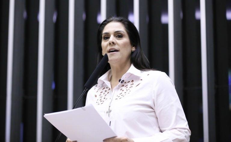 Câmara aprova projeto que prevê atendimento prioritário de mães e pais atípicos no SUS  Fonte: Agência Câmara de Notícias