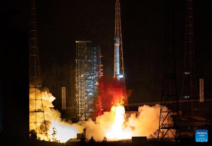 China lança novo satélite de retransmissão de dados