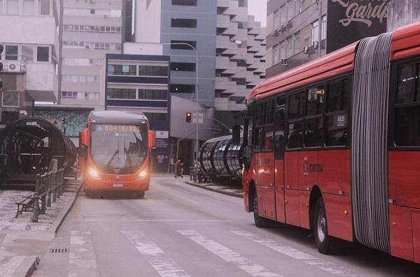 Curitiba testa anteparo contra fura-catracas em estação-tubo