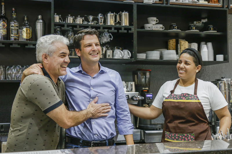 Eduardo Pimentel caminha pelo Centro e recebe elogios de comerciantes