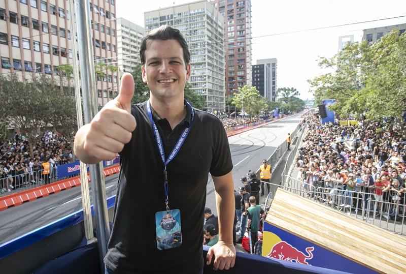 Eduardo Pimentel celebra sucesso do Red Bull Showrun, que levou cerca de 100 mil pessoas na Avenida Cândido de Abreu