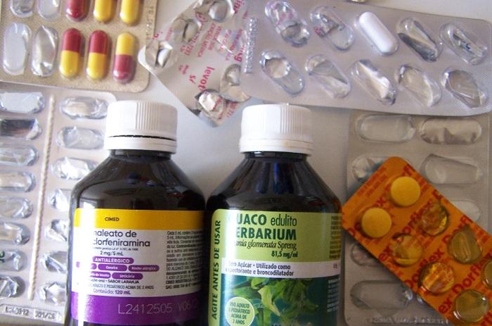 Entidades criticam permissão para farmacêutico prescrever medicamento
