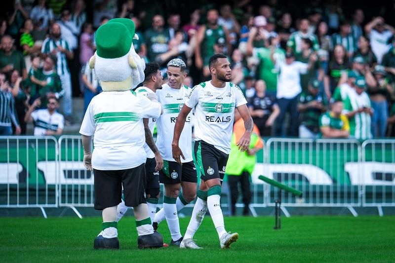 Coritiba vence Operário e avança na tabela da Série B 2025