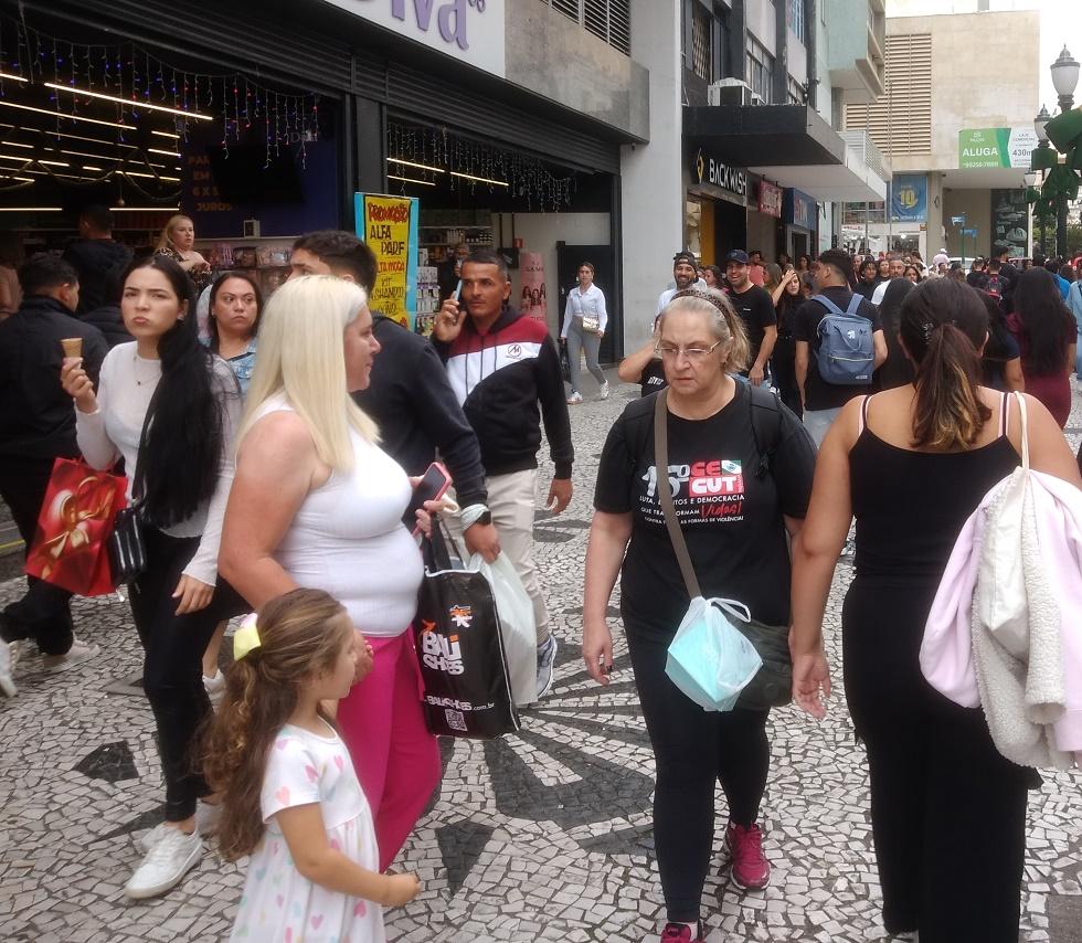 Inadimplência de pessoas físicas cai no Paraná, mas empresas registram aumento