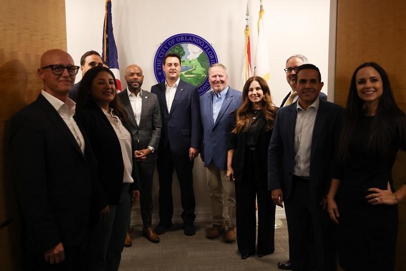 Ratinho Junior apresenta programas turísticos e Ganhando o Mundo com prefeitos na Flórida