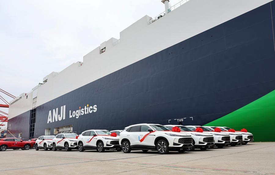 China lança novo maior navio transportador de automóveis do mundo rumo à Europa