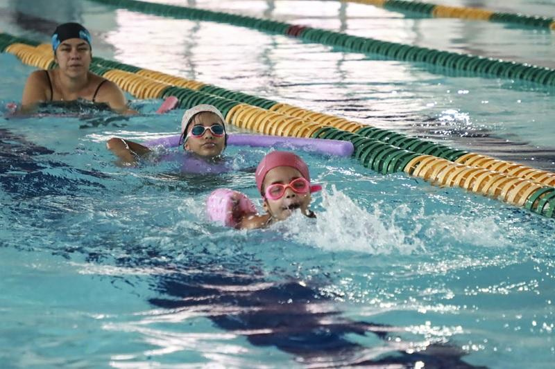 Curitiba. Abertas as inscrições para aproveitar as piscinas aquecidas da Prefeitura