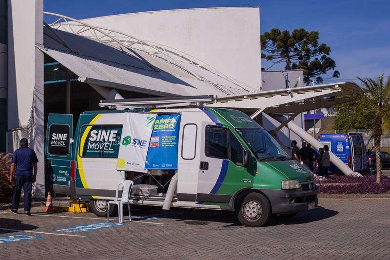 Empregos. Em feirão de empregos da indústria, trabalhadores conhecem o Sine Móvel