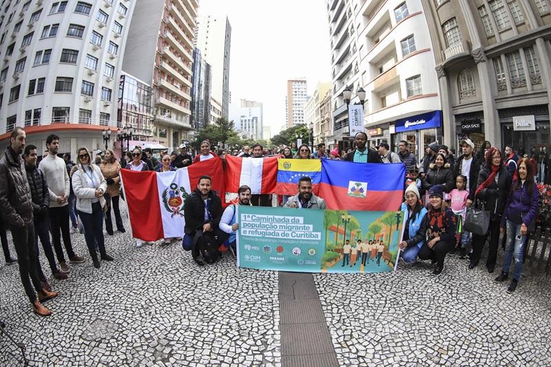 Curitiba - Caminhada pelo Calçadão da Rua XV marca a presença de migrantes e refugiados