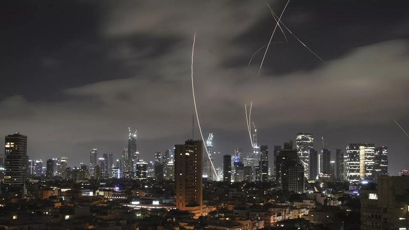 Em resposta a novos ataques, Irã lança ofensiva com onda de mísseis contra Israel