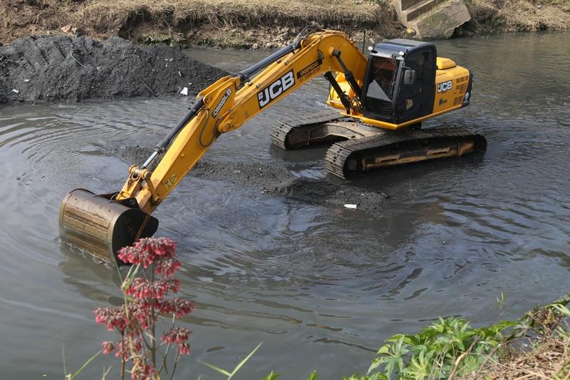 Curitiba. Rio Belém recebe limpeza e sedimentos são retirados