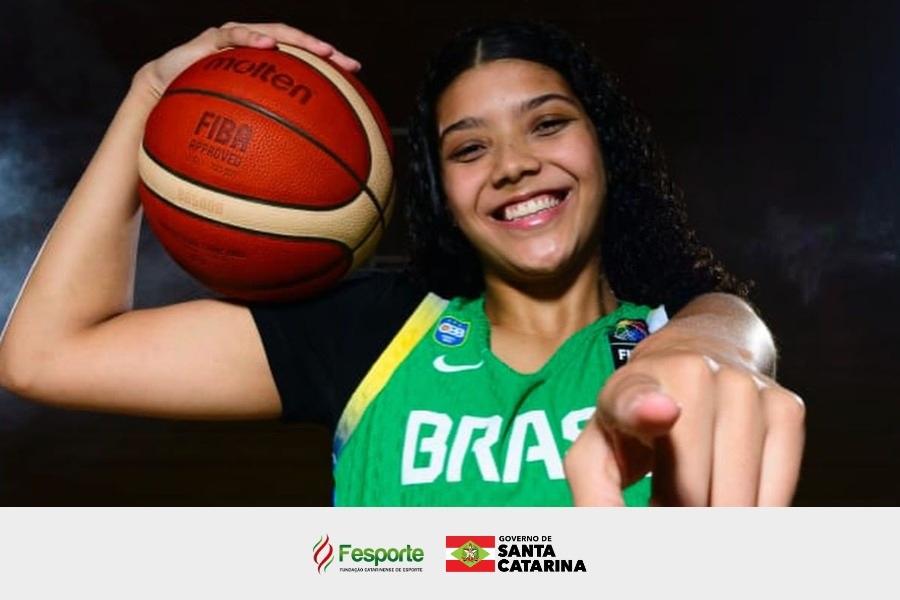 Júlia Preis representa Santa Catarina no basquete feminino na República Checa