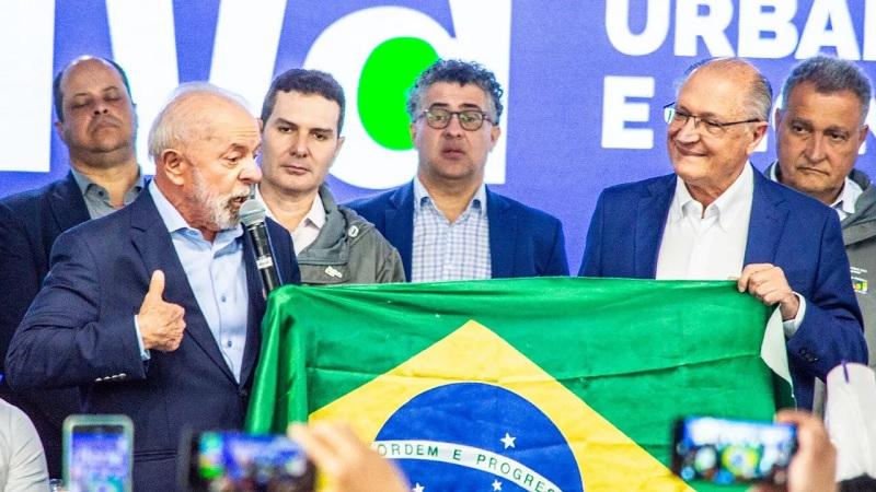 Lula ataca opositores 'Agarrados nas botas' dos EUA,