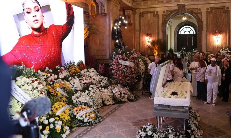 Velório de Preta Gil reúne centenas de pessoas no Rio