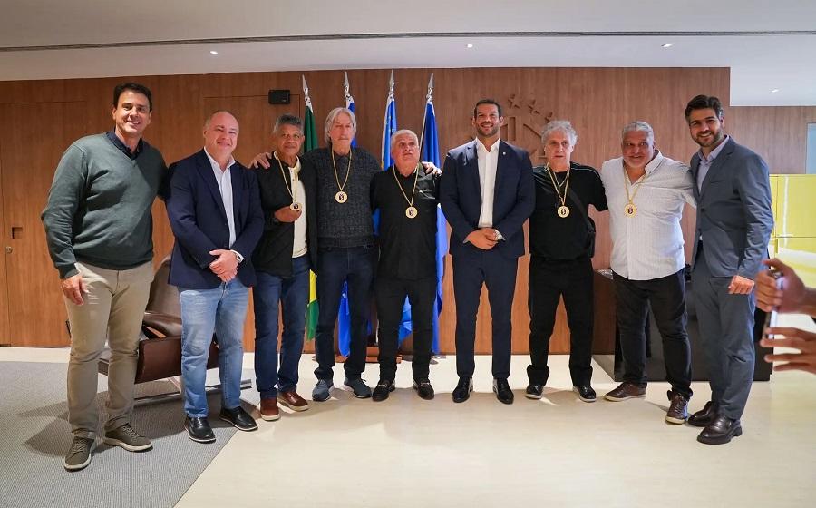 Coritiba.Campeões de 85 recebem as medalhas do título da CBF