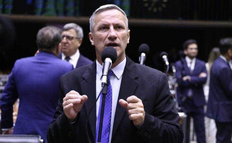 Contra tarifaço dos EUA, oposição pressiona por anistia