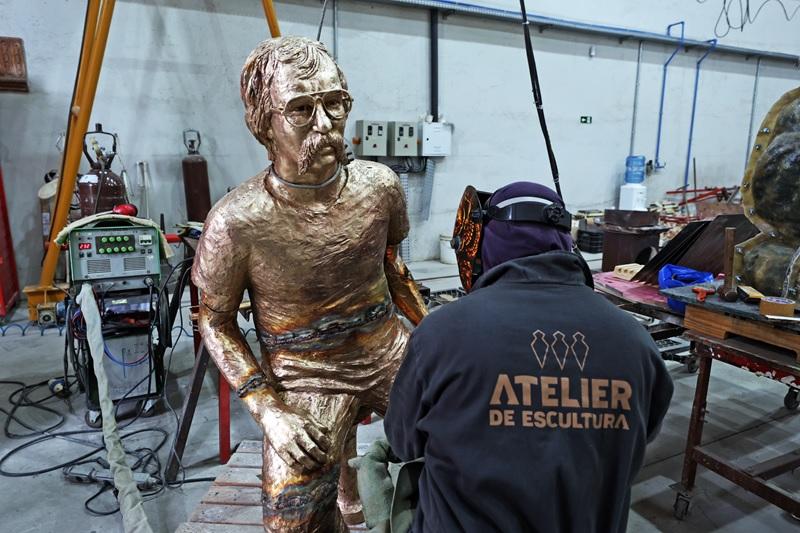 Curitiba ganha escultura de Leminski no dia do aniversário do escritor