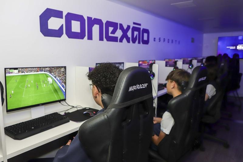 Lan house itinerante aproxima jovens do universo dos esportes eletrônicos
