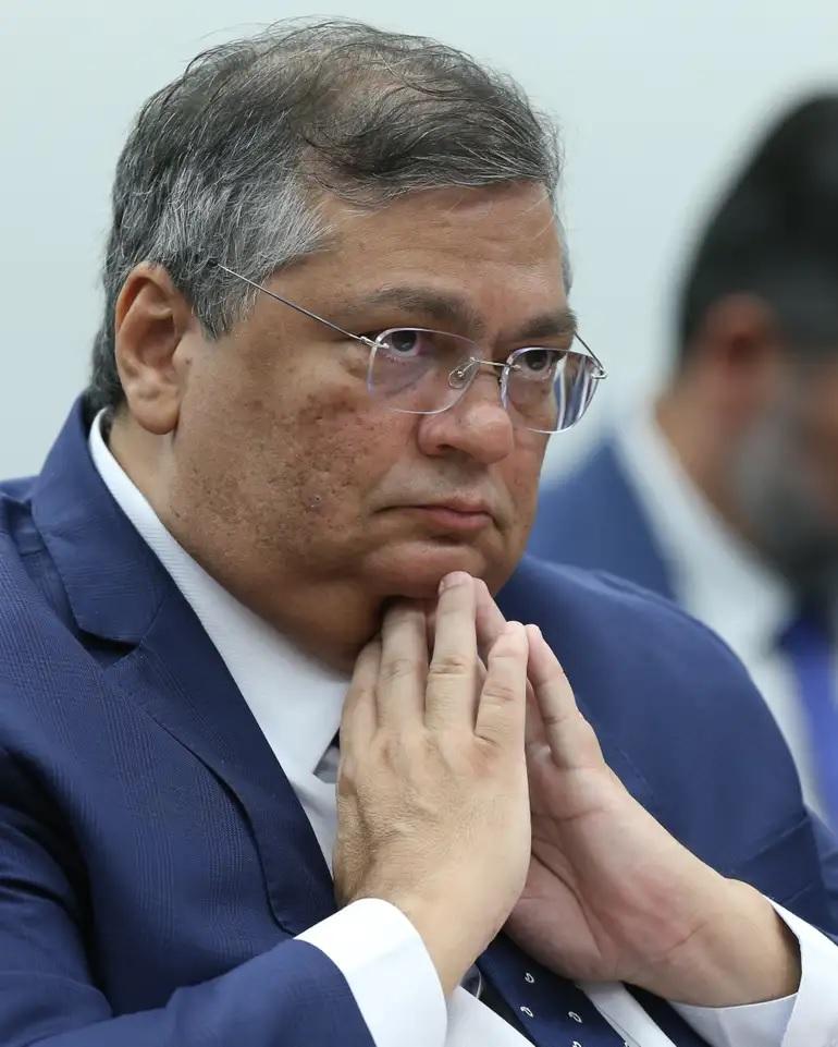 Ministro Flávio Dino afasta eficácia automática de leis estrangeiras no Brasil