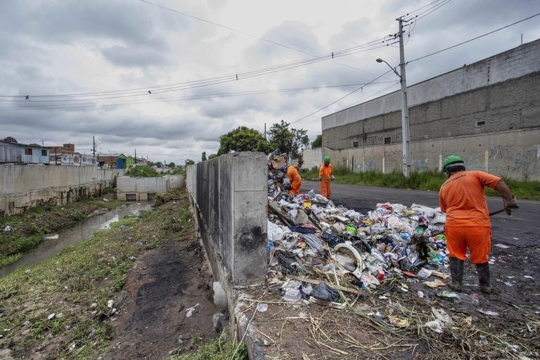 Projeto prevê câmeras contra descarte irregular de lixo