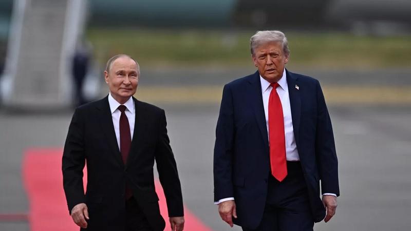 Vladimir Putin e Donald Trump dialogam no Alasca