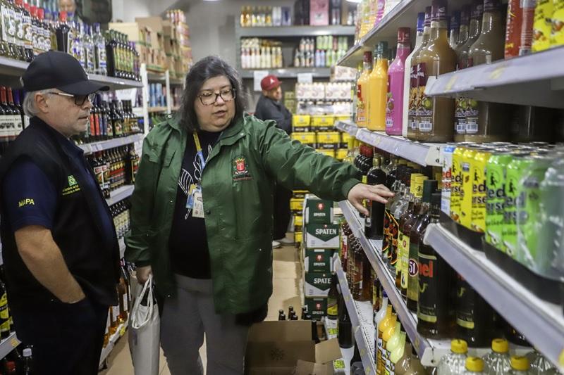 Fiscalização identifica bebidas com indícios de falsificação e alteração nos conteúdos