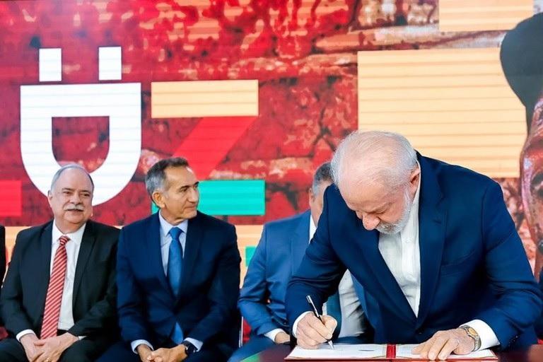 Lula sanciona programa que garante energia gratuita para famílias de baixa renda