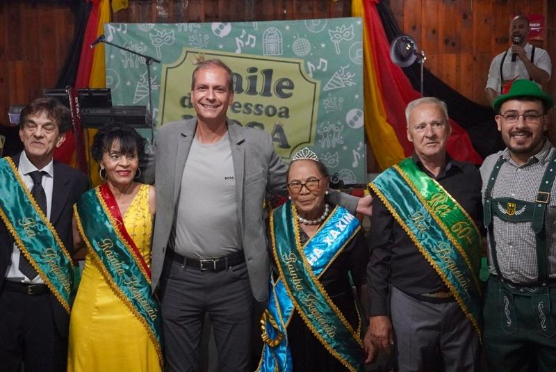 Novos reis e rainhas da terceira idade são eleitos no Baile