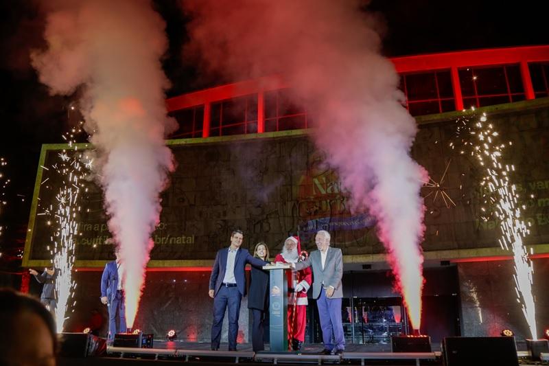 Abrace o Mundo estreia nas escadarias da UFPR