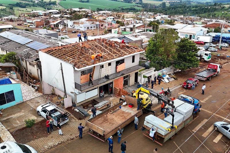 Após tornado mais da metade dos imóveis de Rio Bonito do Iguaçu já receberam cobertura
