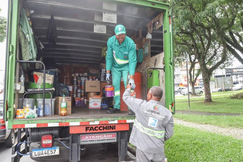 Caminhão do lixo tóxico recolhe pilhas usadas, remédios e latas de tintas