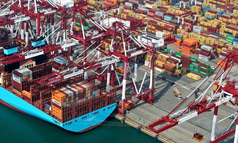 China registra superávit comercial recorde em 2025