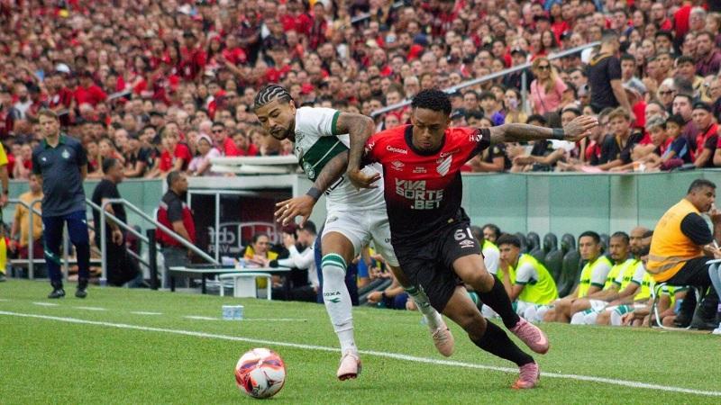 Coxa vence o Athlético na Arena da Baixada