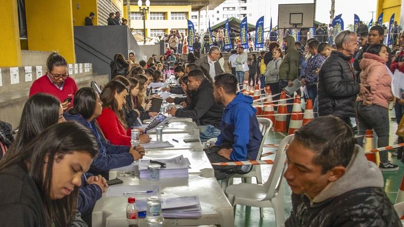Curitiba. Mutirão na CIC reúne 5 mil vagas em 63 empresas