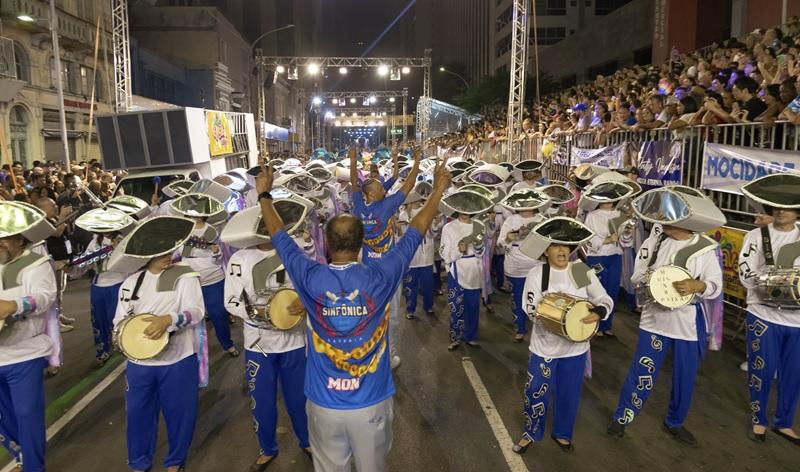 Enamorados do Samba homenageia Festival de Parintins no Carnaval de Curitiba