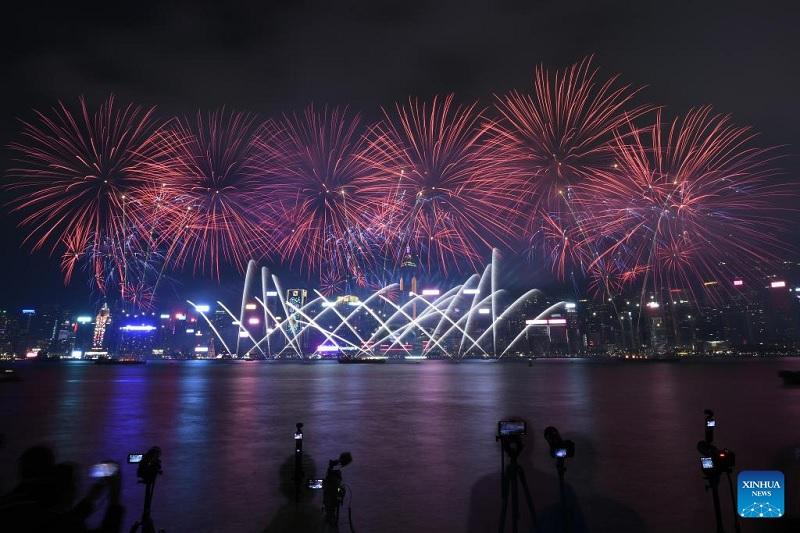 Show de fogos celebra Ano do Cavalo em Hong Kong