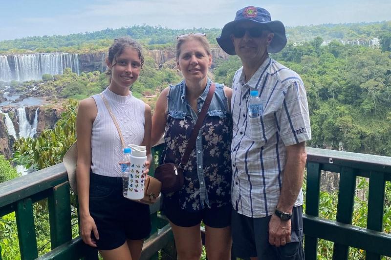 Casal canadense reencontra estudantes do Ganhando o Mundo no Paraná