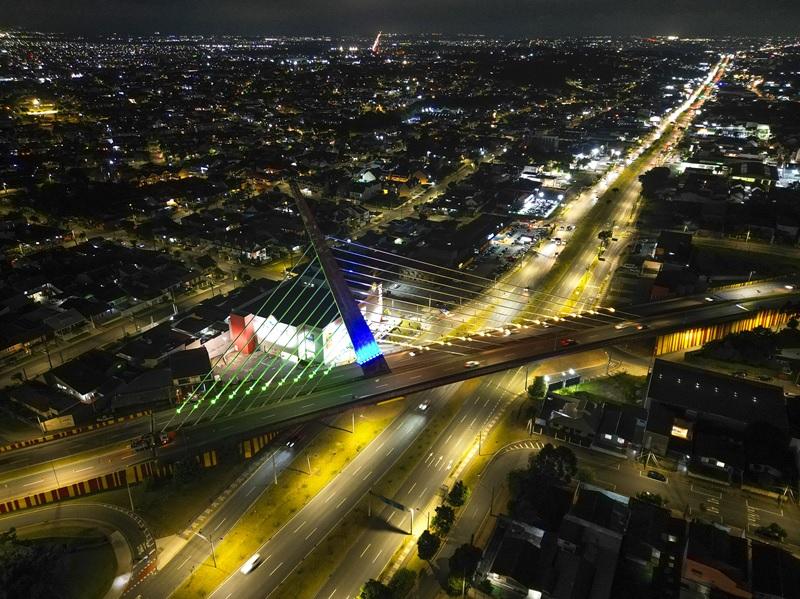 Curitiba.Viaduto Estaiado ganha nova iluminação cênica em LED