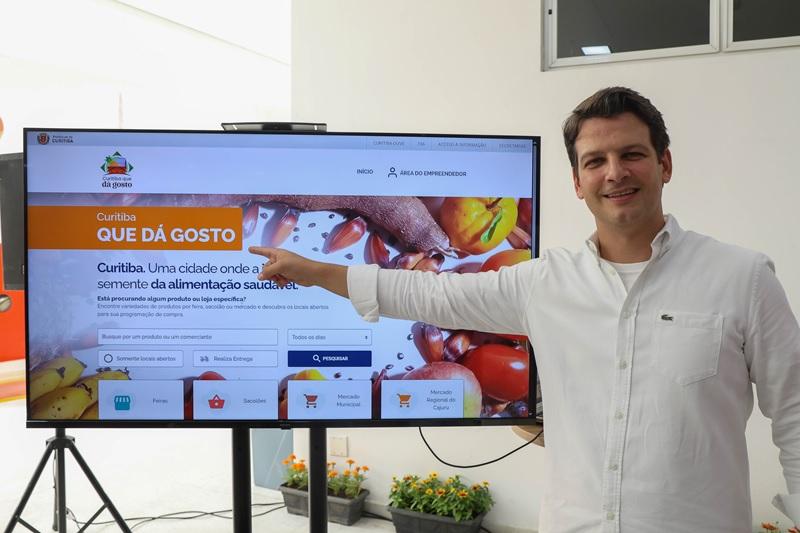 Curitiba que Dá Gosto entrega outorga a 60 feirantes