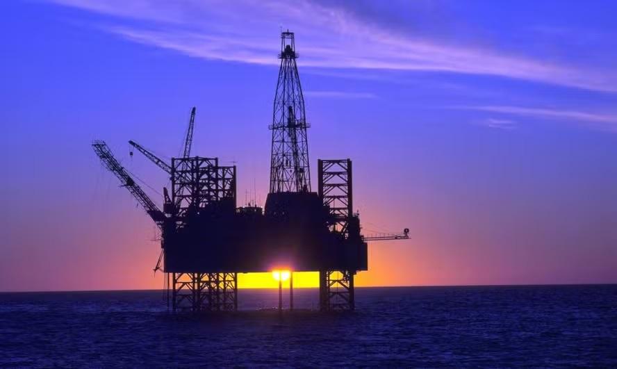 Dólar salta  e Bolsa cai com escalada no Oriente Médio