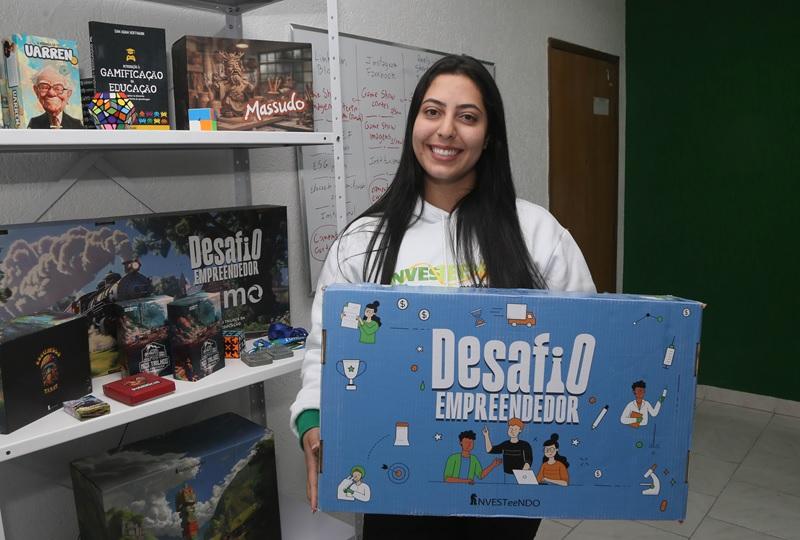 Jovem de Curitiba usa tecnologia para ensinar finanças a estudantes