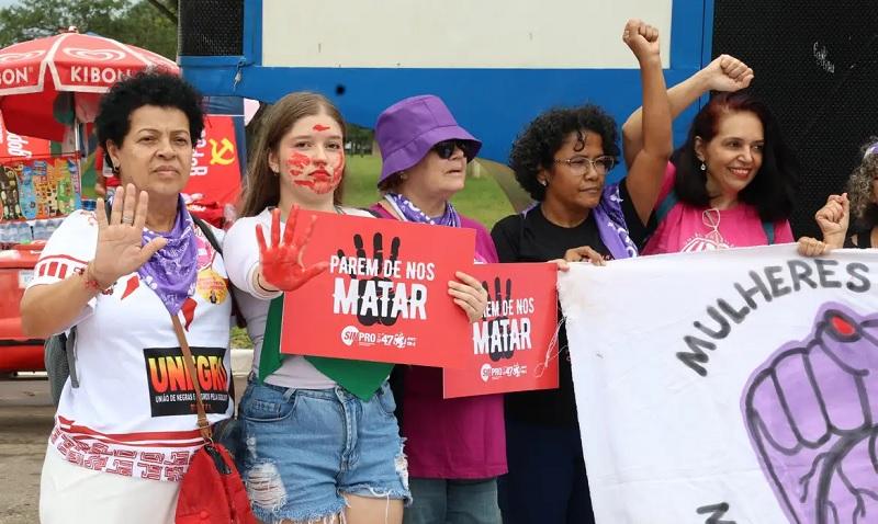 Mulheres protestam contra a violência de gênero