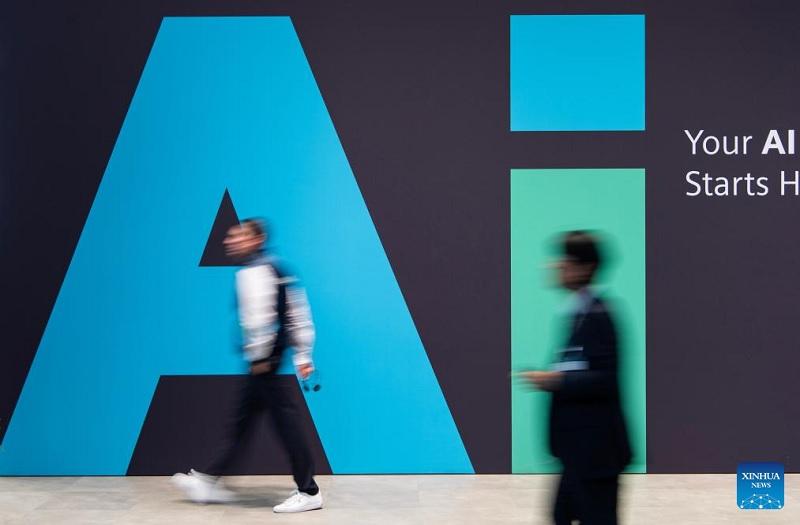 China penaliza plataformas por falhas de conteúdo gerado por IA